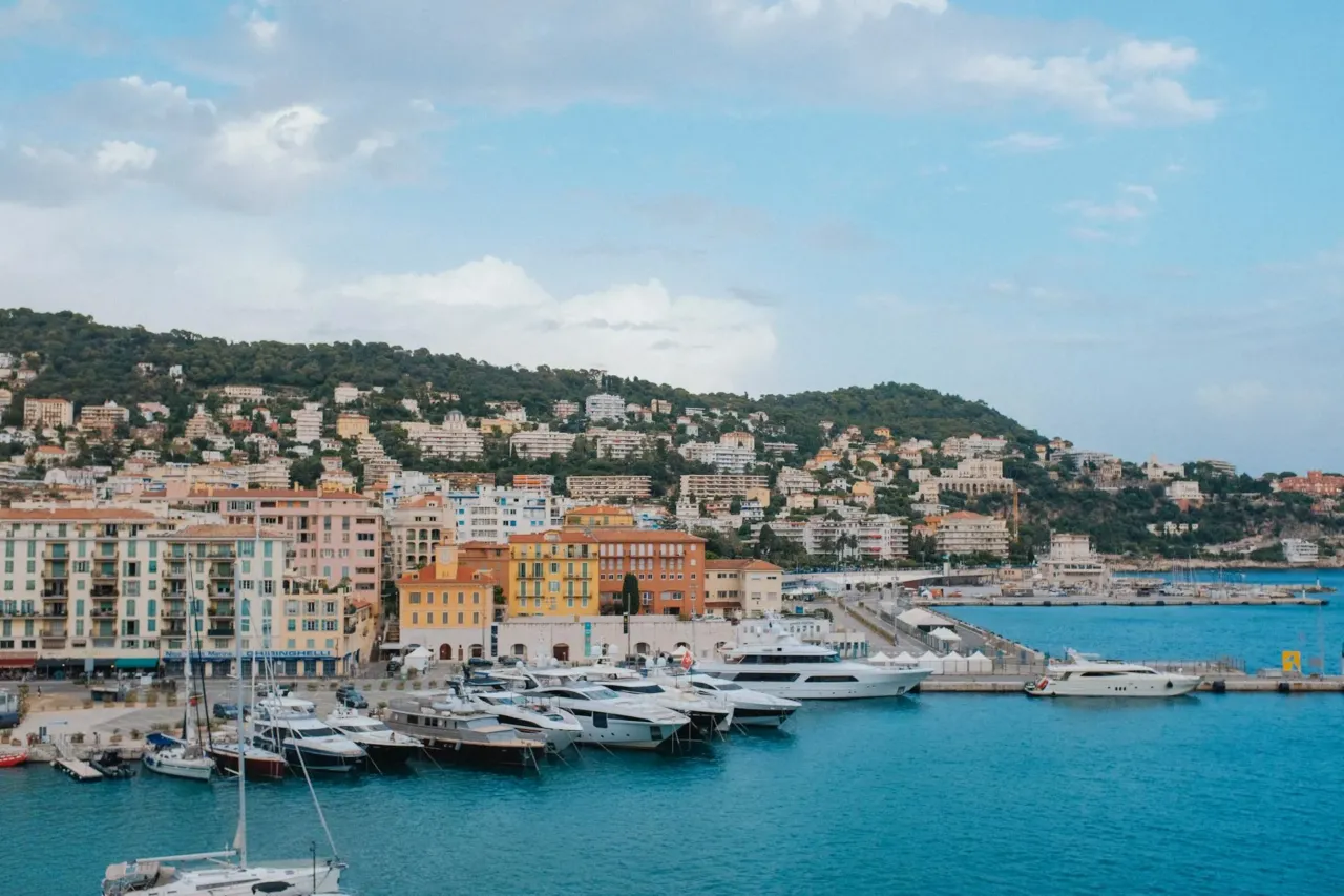 Port avec yachts et bâtiments colorés - Séjour Nice - Hôtel Albert 1er