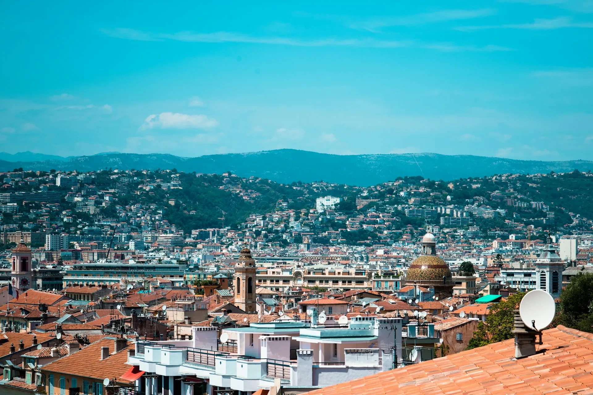 Vue panoramique de la ville avec montagnes - Séjour Nice - Hôtel Albert 1er