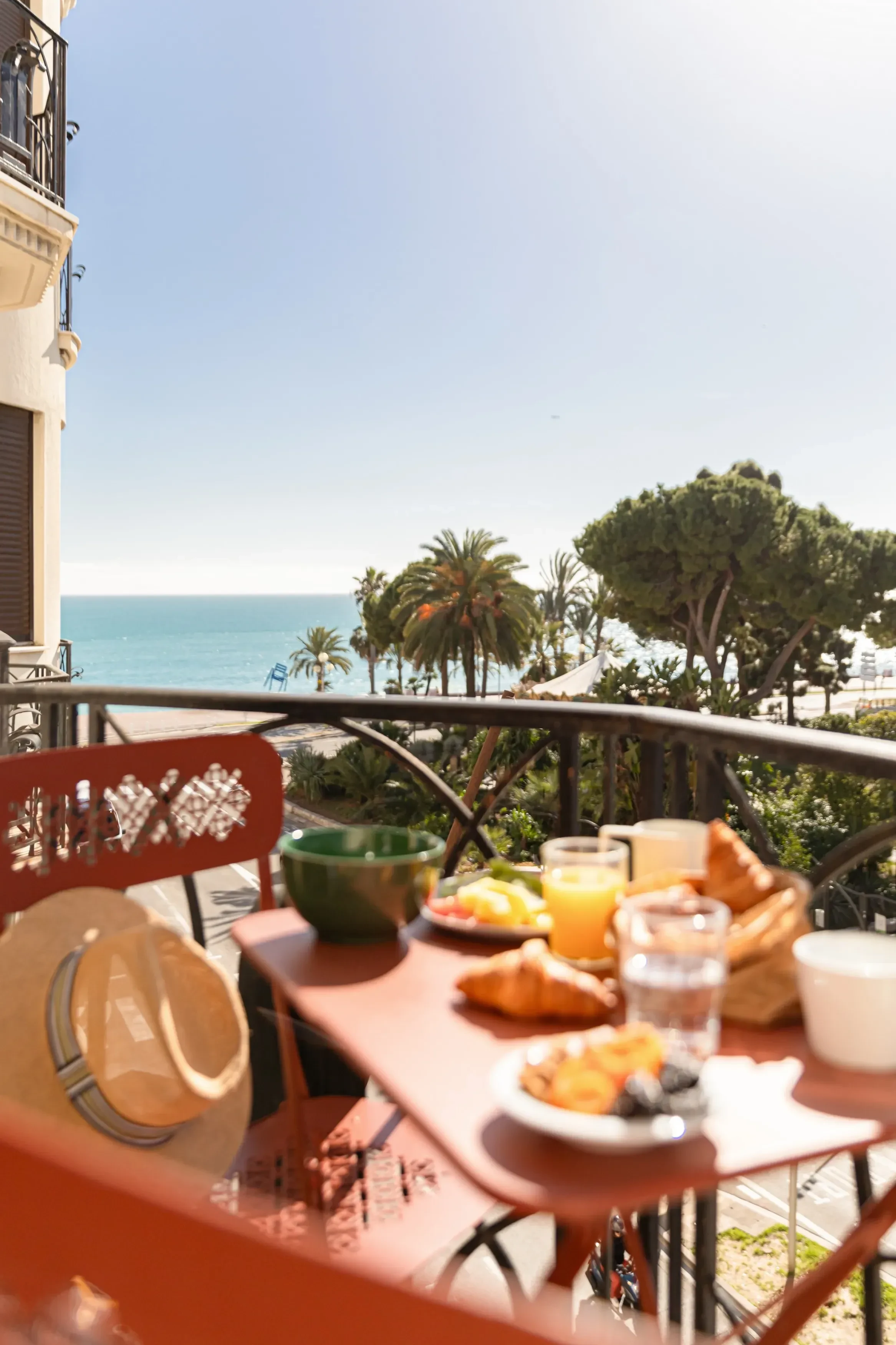 Petit déjeuner sur balcon avec vue mer et palmiers - Hôtel design Nice - Hôtel Albert 1er