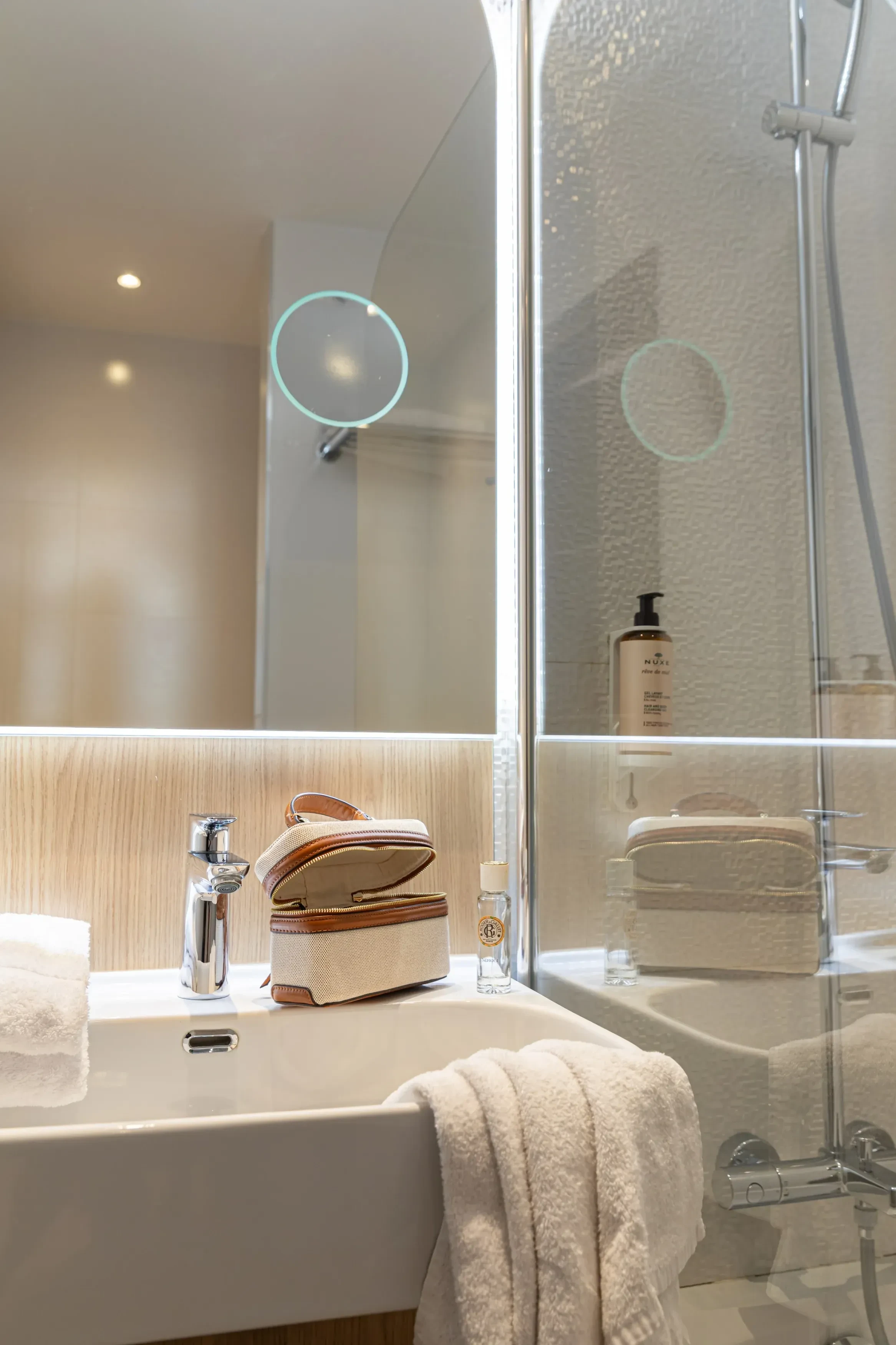 Salle de bain moderne avec miroir éclairé - Hôtel design Nice - Hôtel Albert 1er