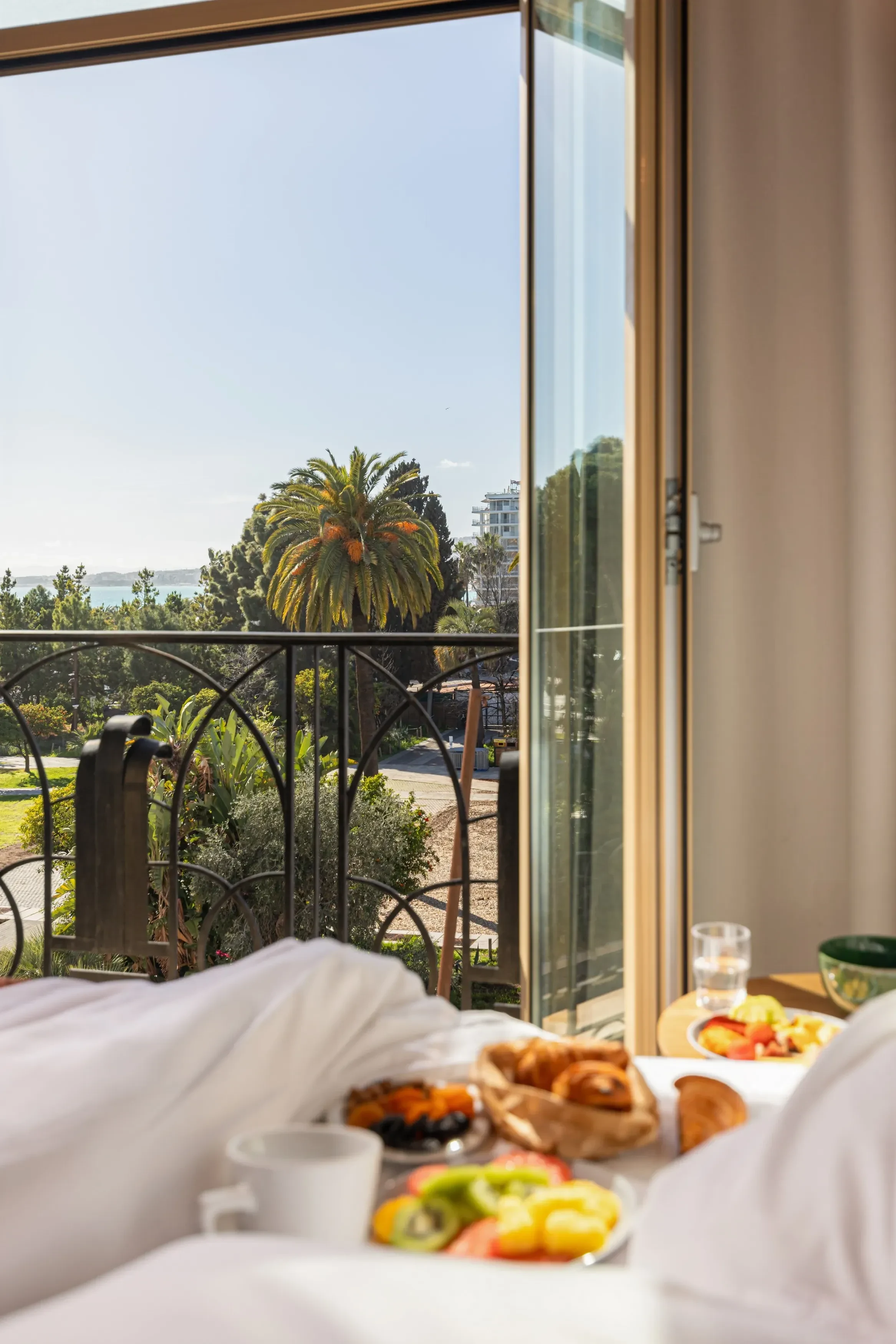 Petit-déjeuner au lit avec vue sur jardin tropical - Petit Déjeuner Hôtel Nice - Hôtel Albert 1er