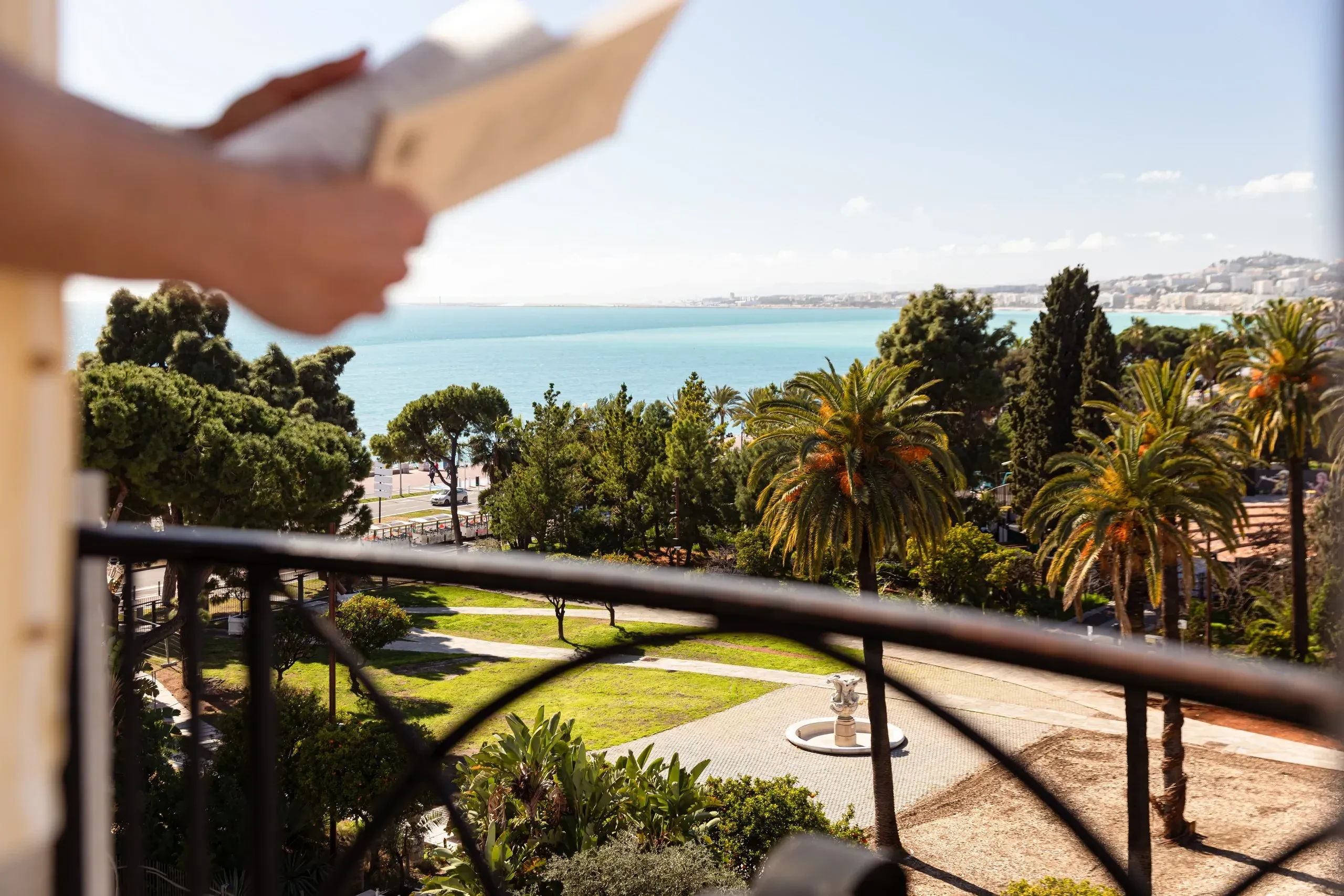 Vue sur parc et mer depuis un balcon - Hôtel design Nice - Hôtel Albert 1er