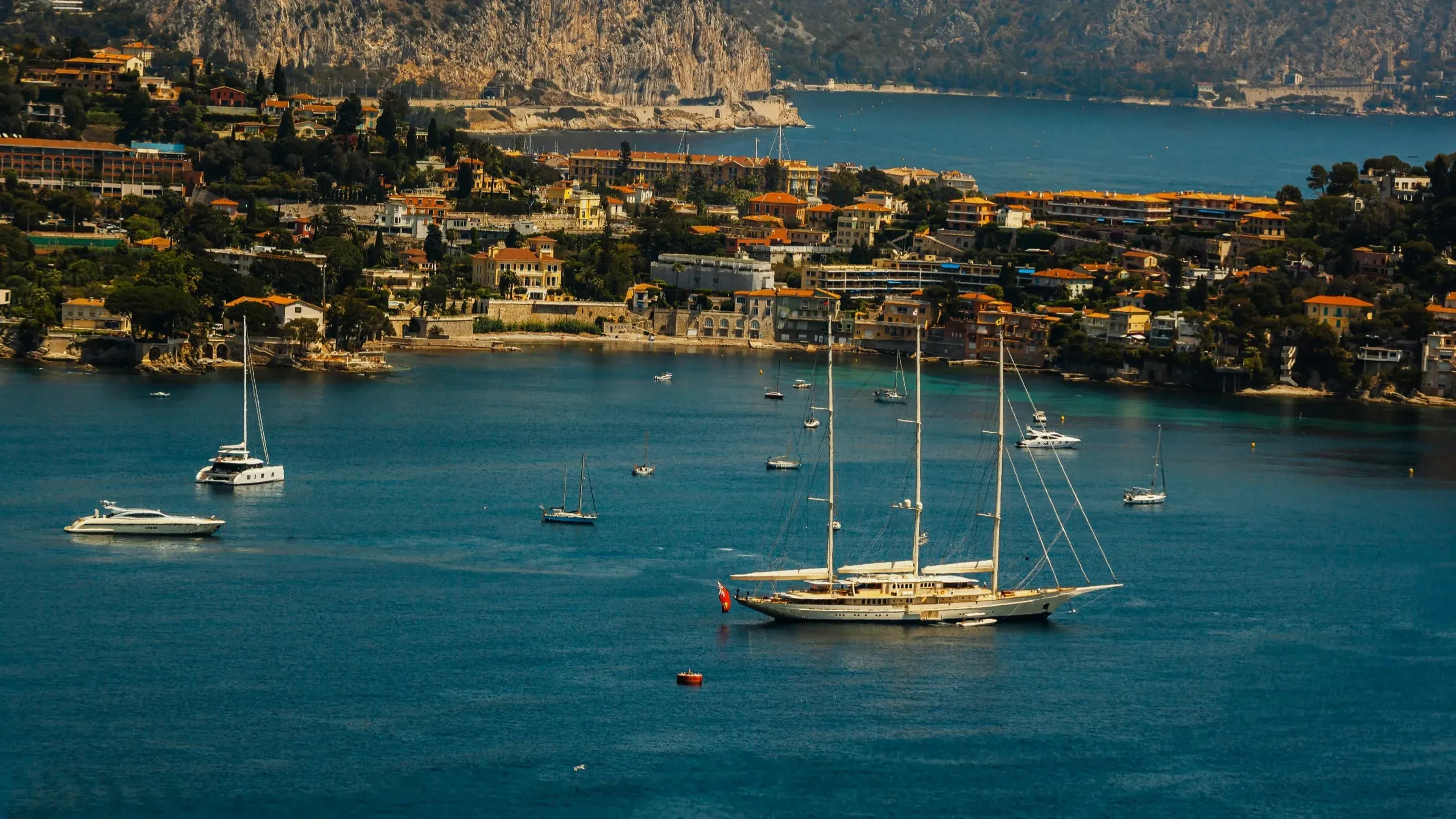 Bateaux dans une baie méditerranéenne pittoresque - Séjour Nice - Hôtel Albert 1er