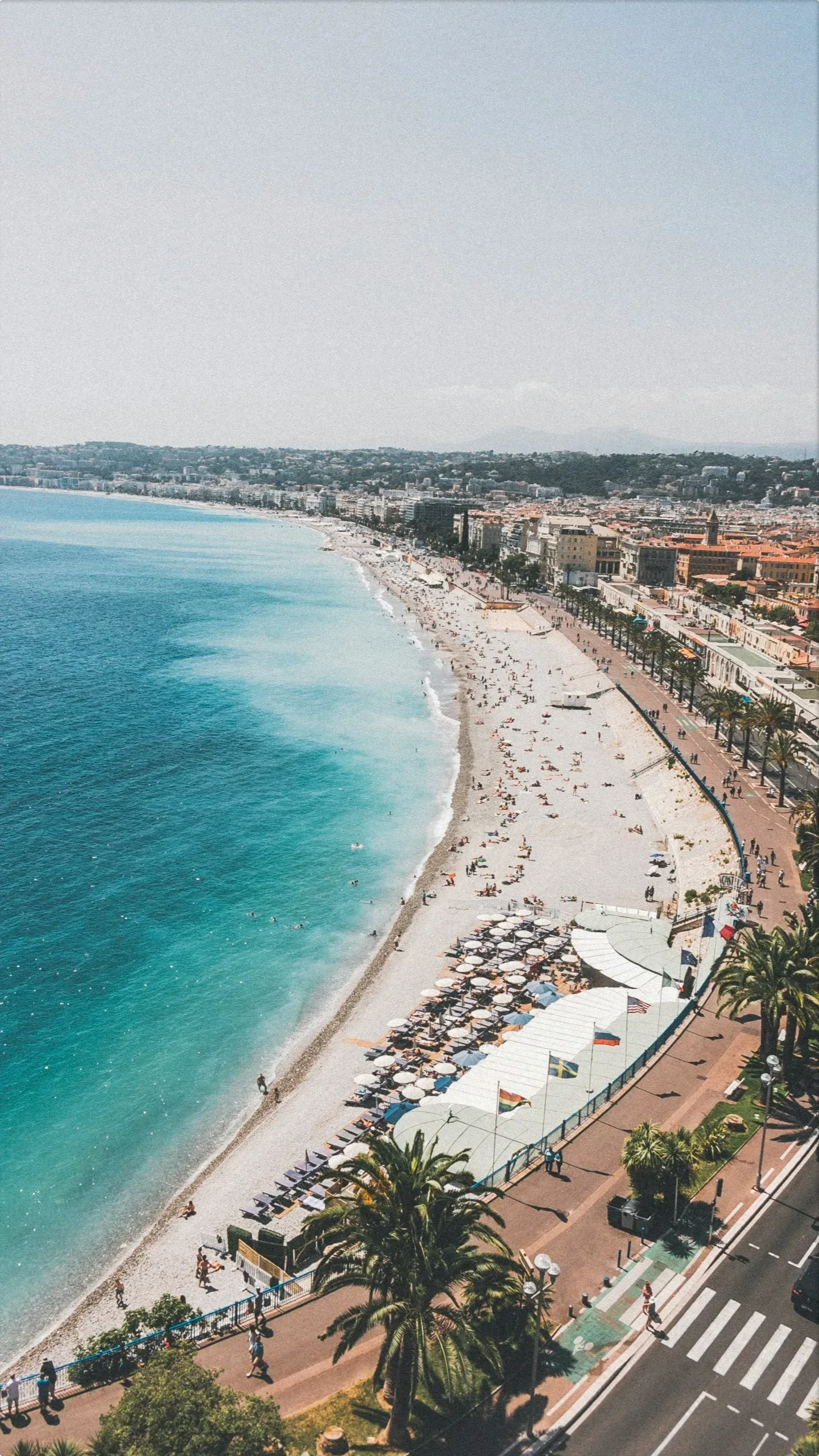 Plage animée avec promenade et parasols - Séjour Nice - Hôtel Albert 1er